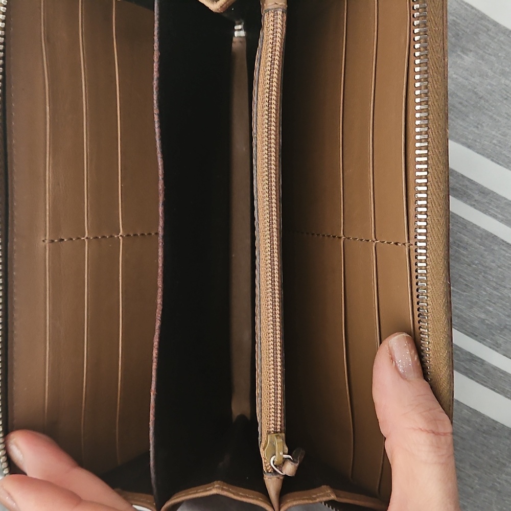 Gucci Embossed Beige Zip-Around Wallet - Picture 5 of 11